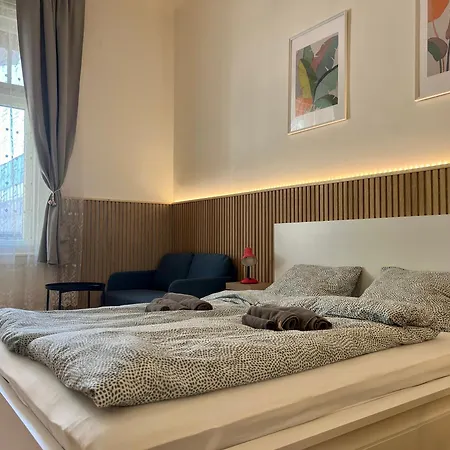 Minimalistic & In Heart Street * Budapest