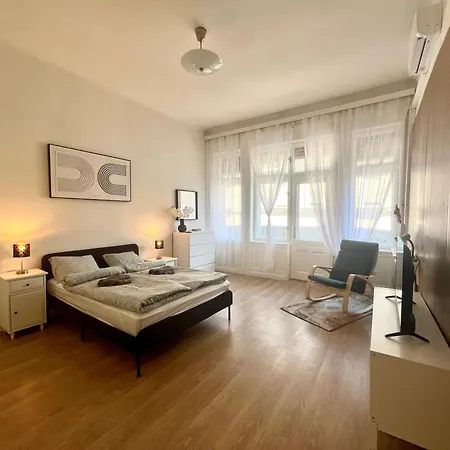 Minimalistic & In Heart Street * Budapest