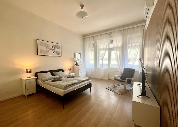 Minimalistic & In Heart Street * Budapest